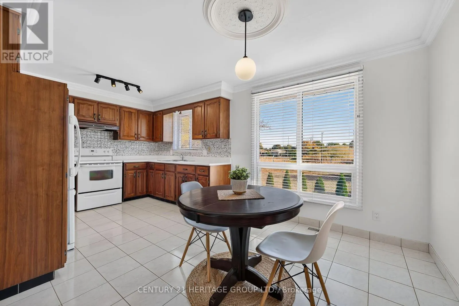 19 MEADOWBROOK CRESCENT