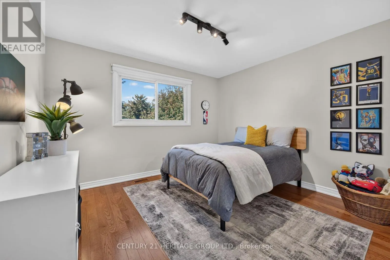 19 MEADOWBROOK CRESCENT