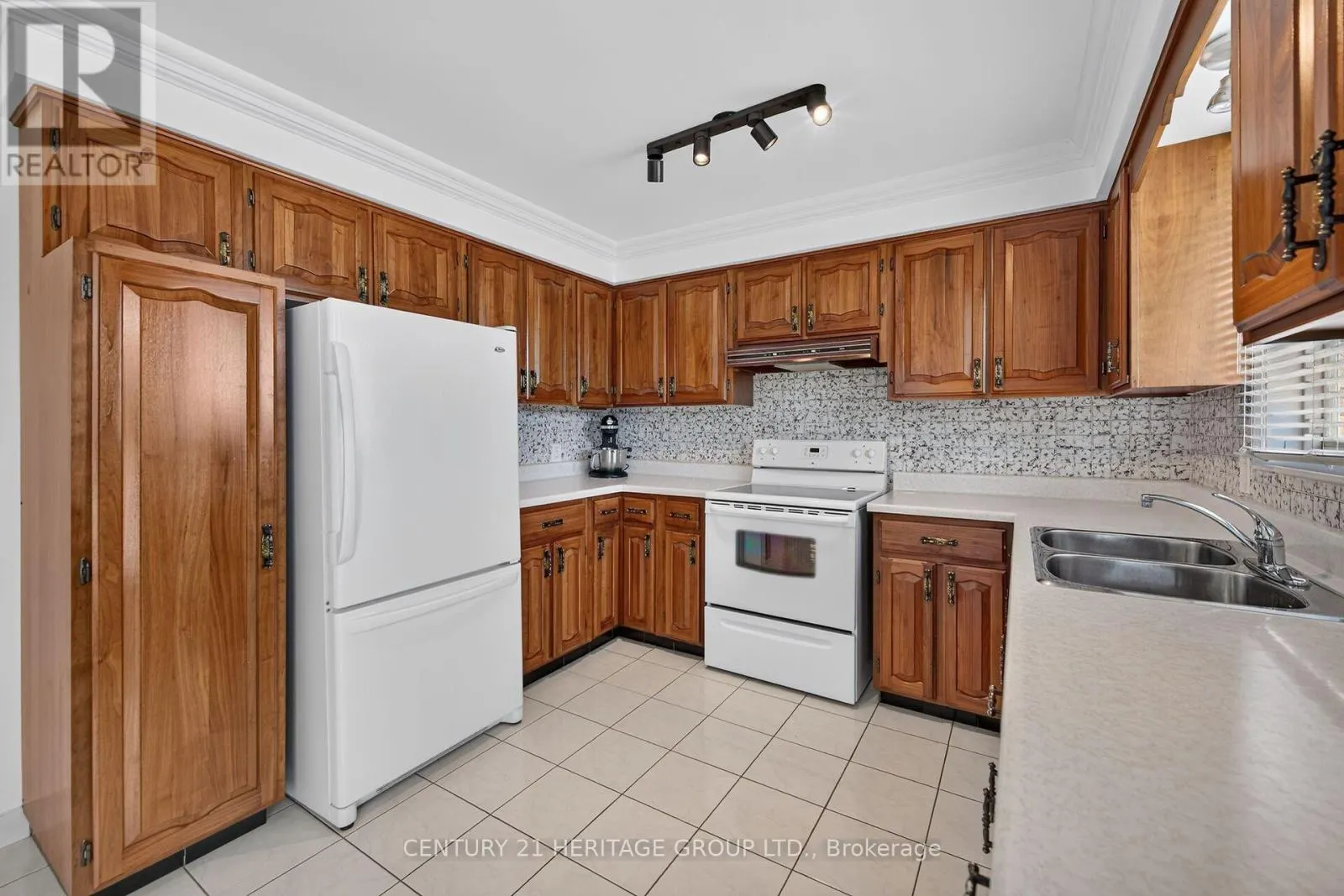 19 MEADOWBROOK CRESCENT
