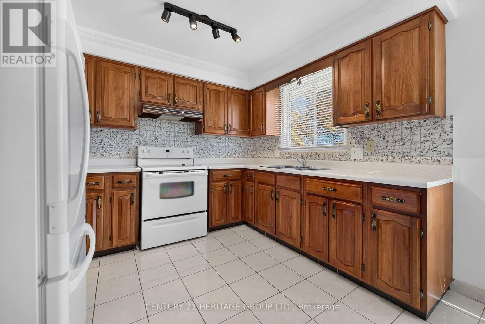 19 MEADOWBROOK CRESCENT