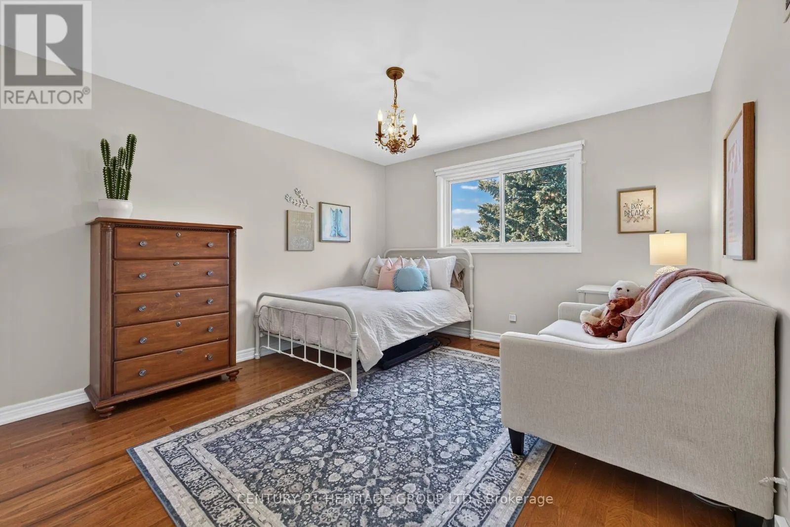19 MEADOWBROOK CRESCENT
