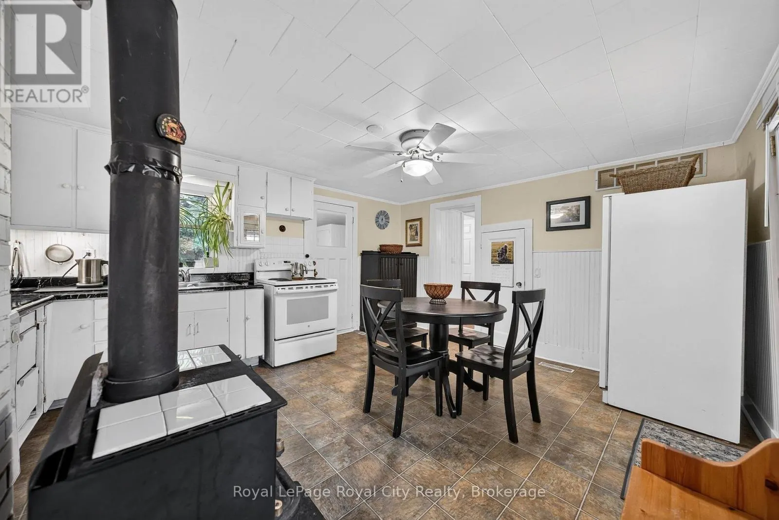 601 ST ANDREW STREET E