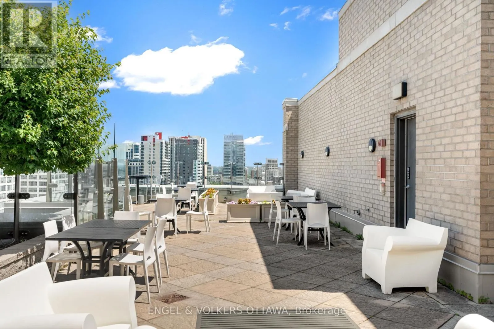 711 - 235 KENT STREET