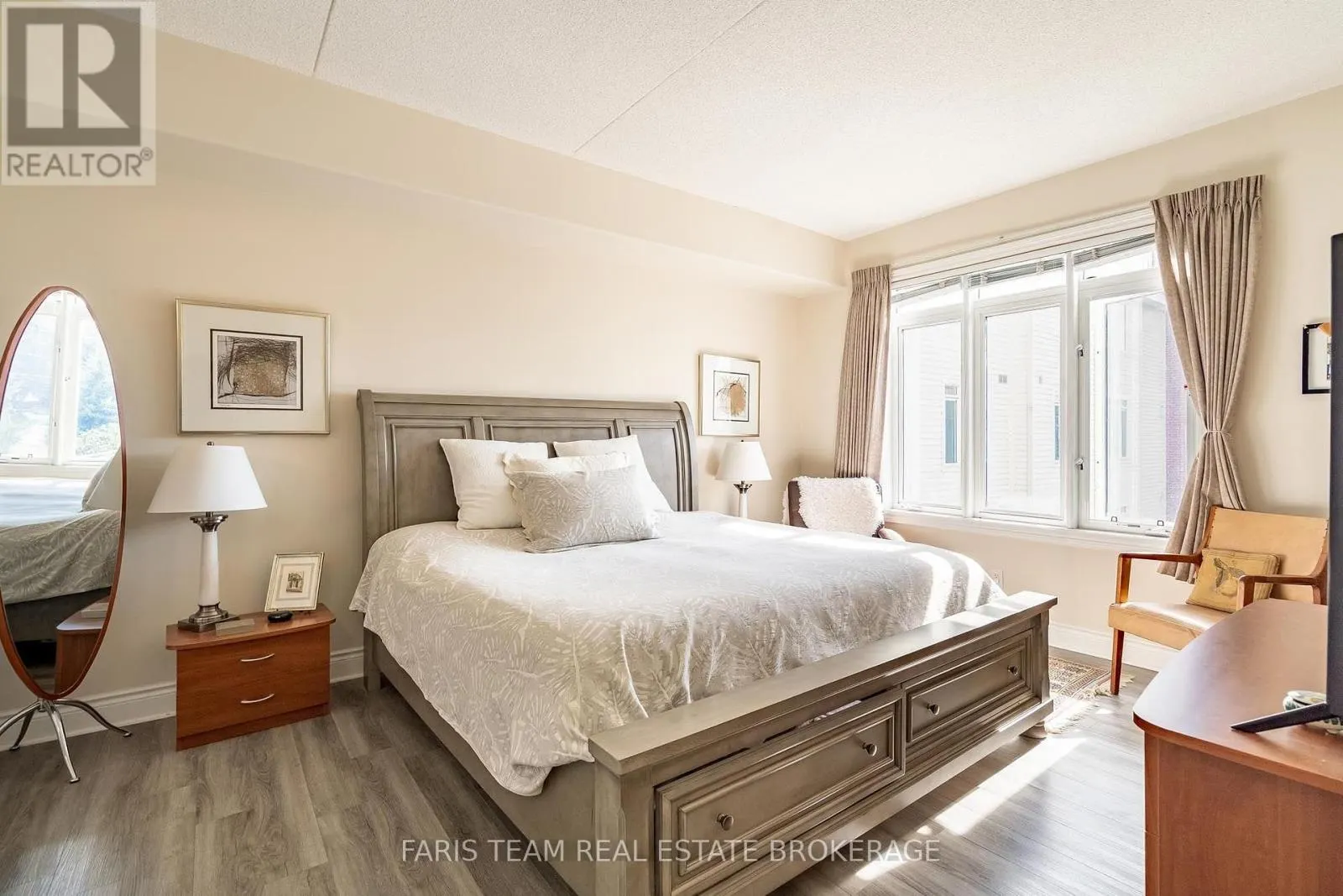 301 - 10 BAY STREET E