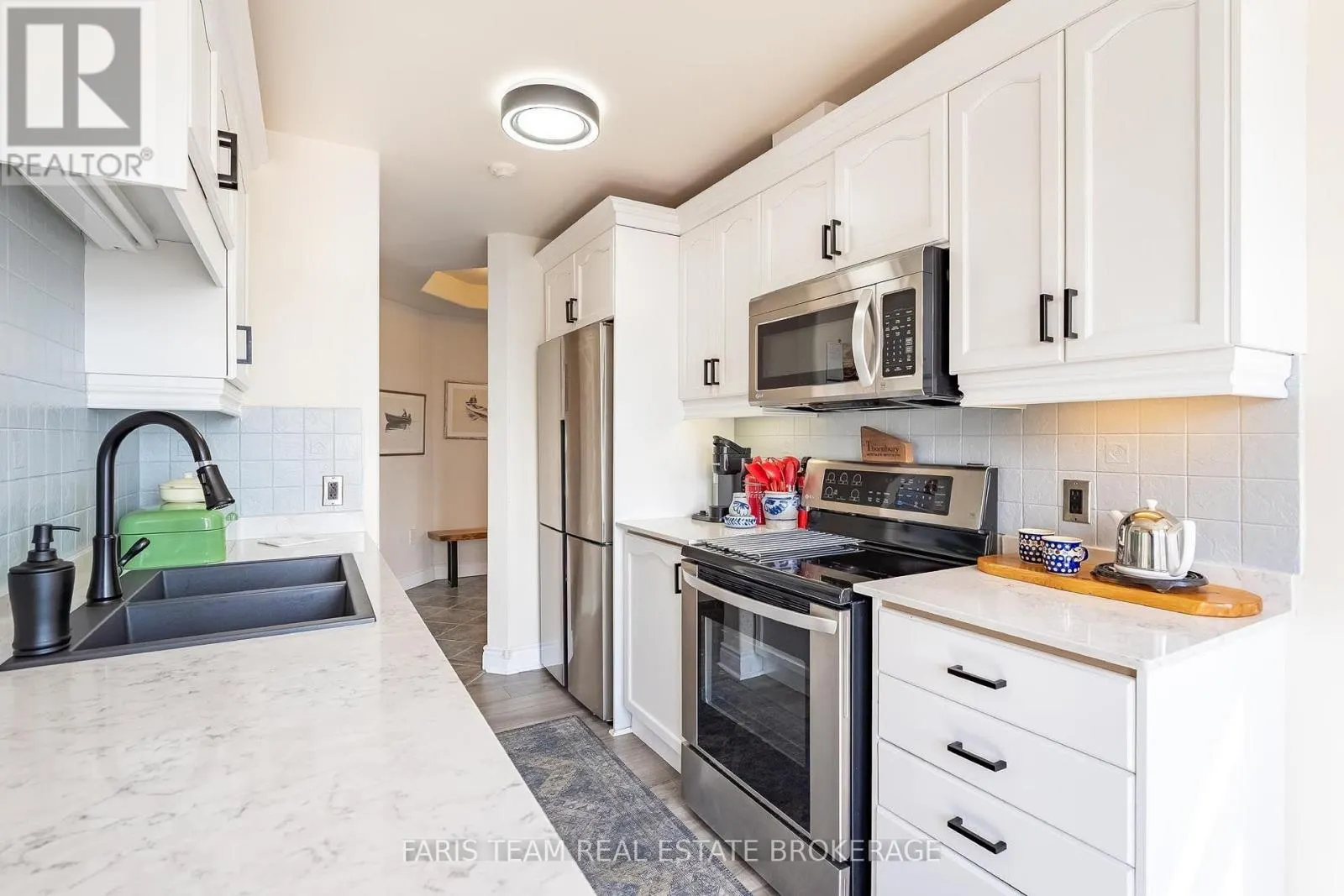 301 - 10 BAY STREET E