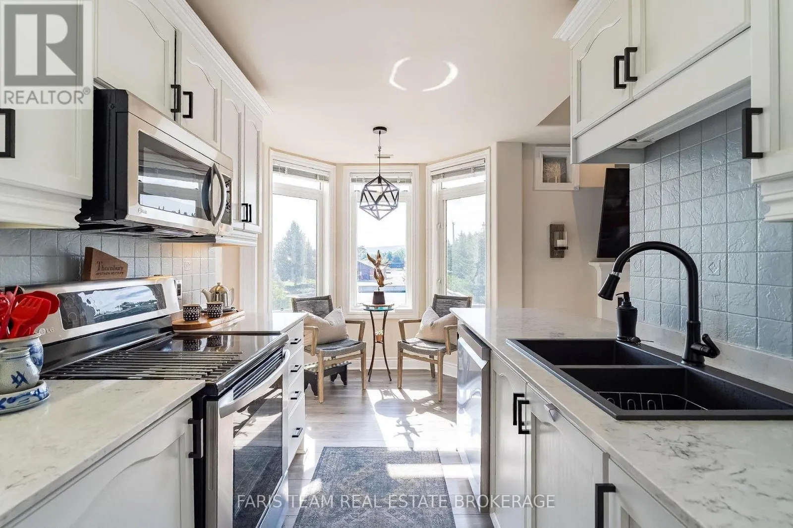 301 - 10 BAY STREET E