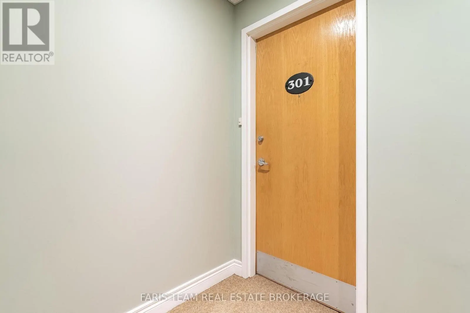 301 - 10 BAY STREET E