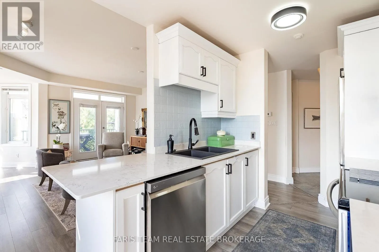301 - 10 BAY STREET E