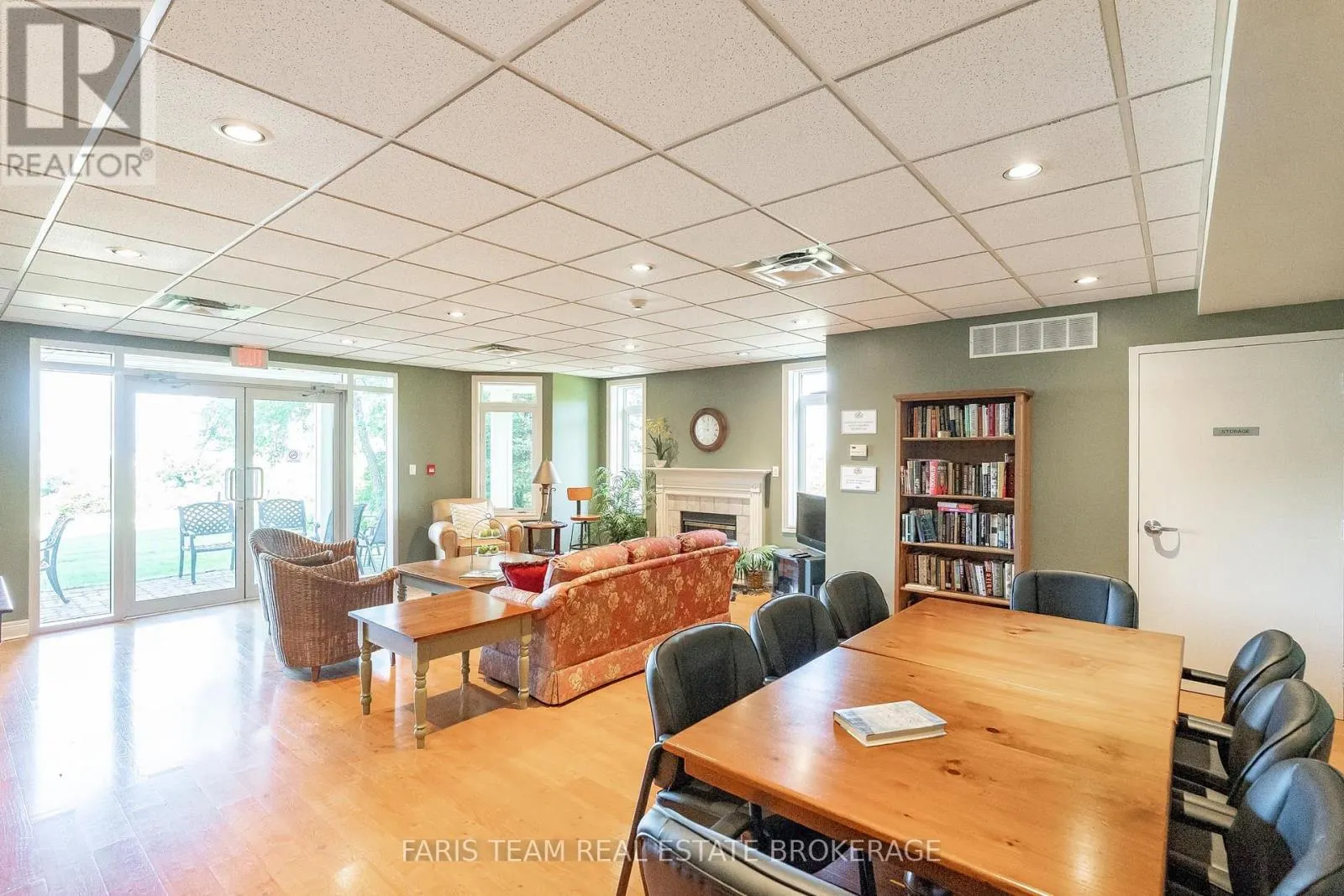 301 - 10 BAY STREET E