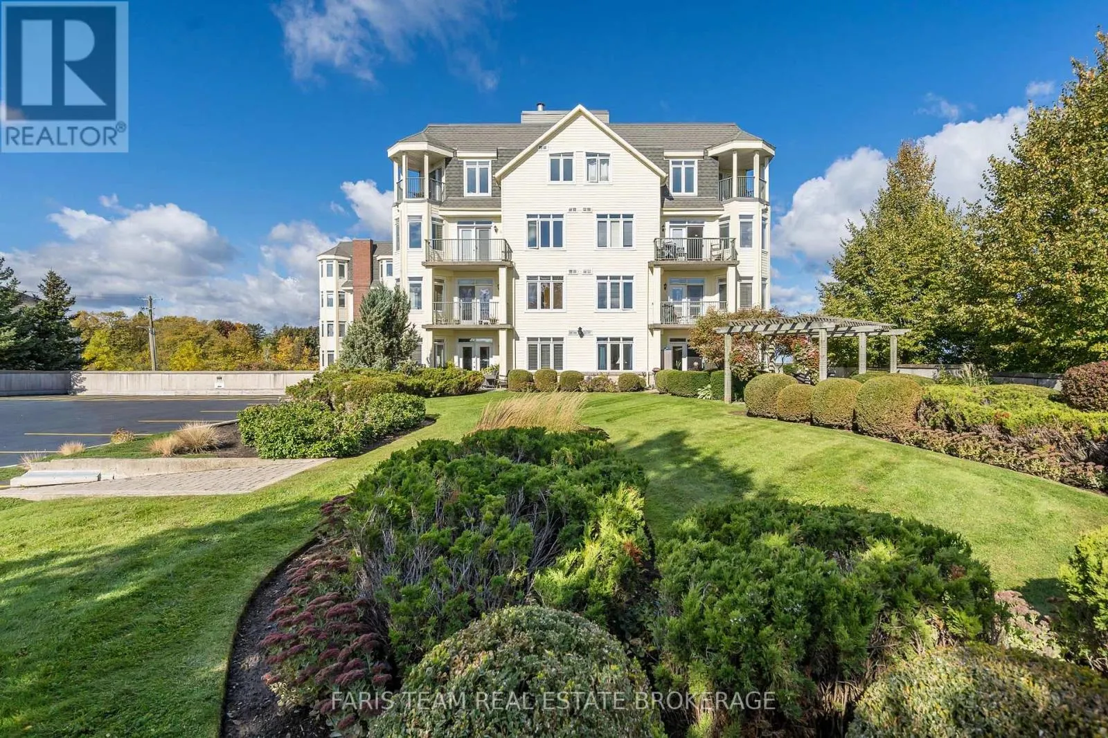 301 - 10 BAY STREET E