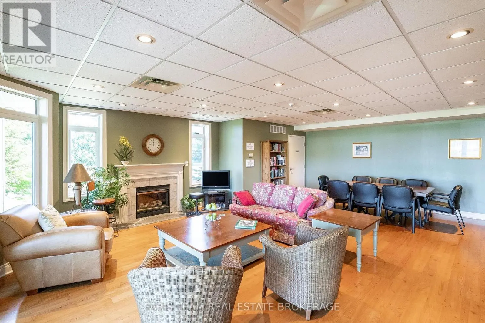 301 - 10 BAY STREET E