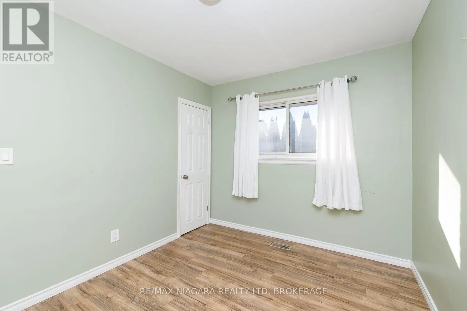6 BROADMORE AVENUE