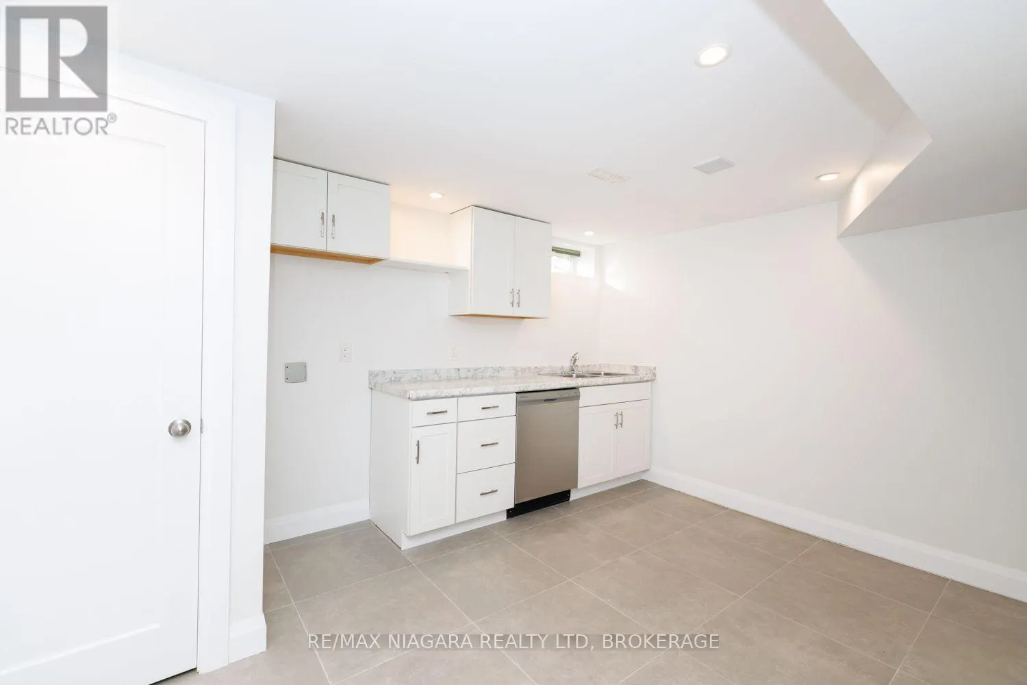 6 BROADMORE AVENUE