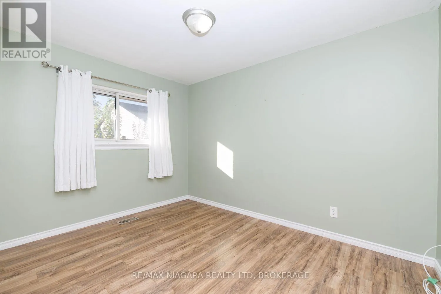6 BROADMORE AVENUE