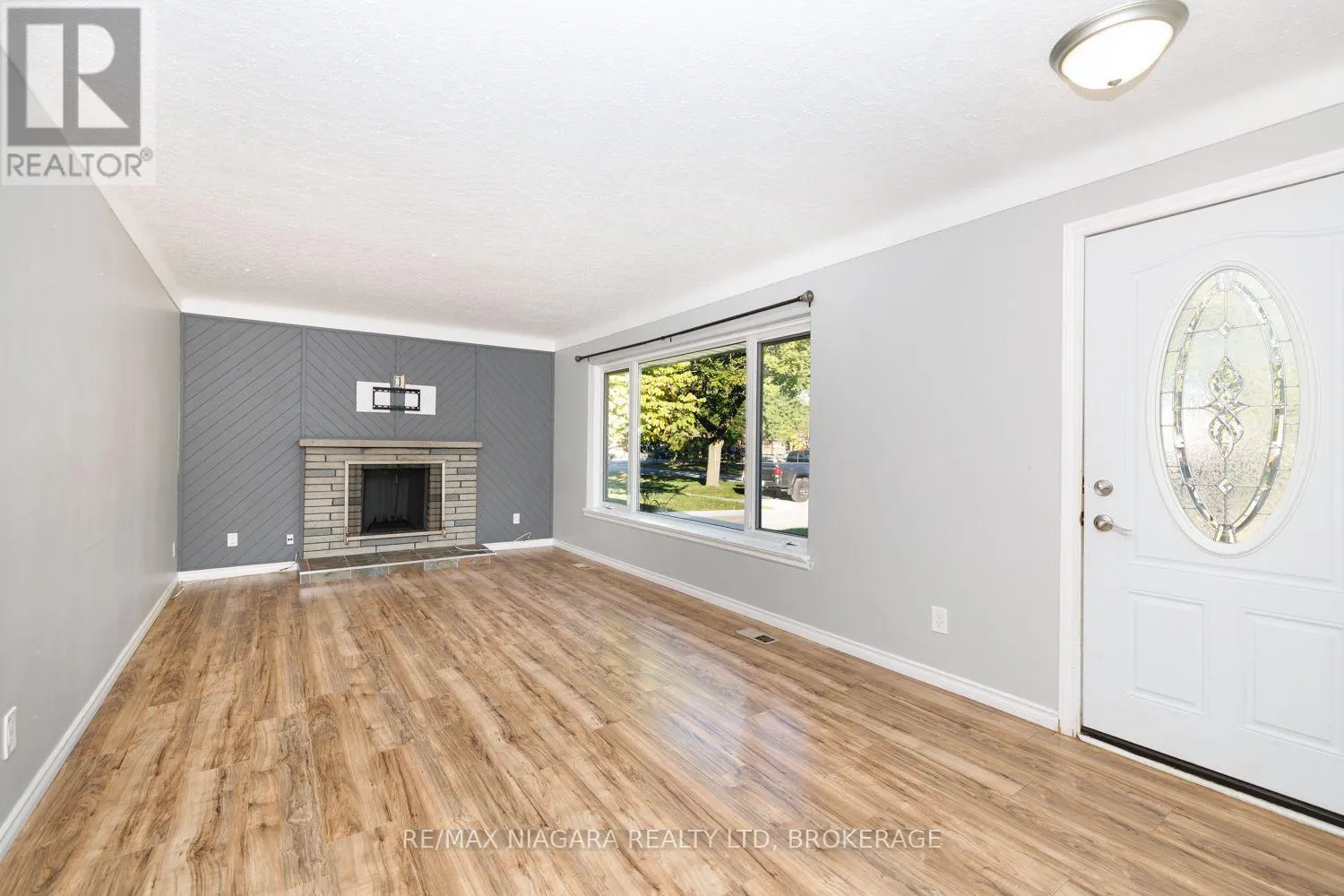 6 BROADMORE AVENUE