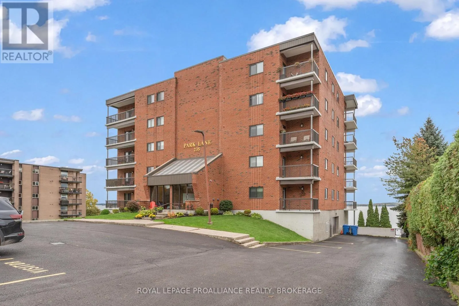 101 - 235 SOUTH STREET S #101