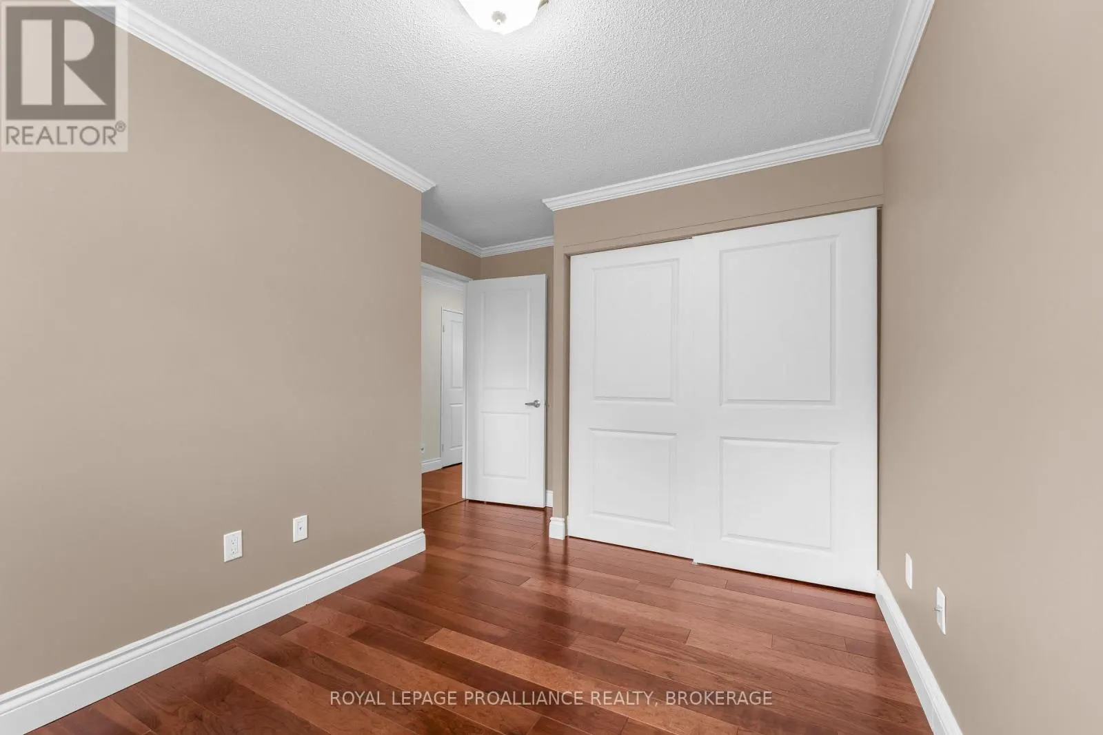101 - 235 SOUTH STREET S #101