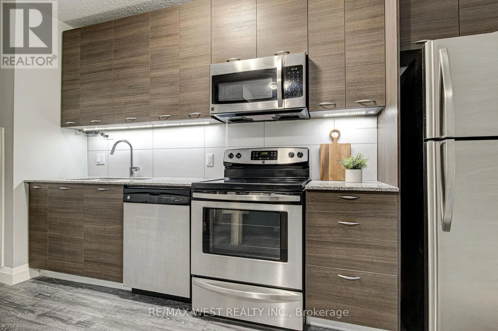 215 - 318 SPRUCE STREET