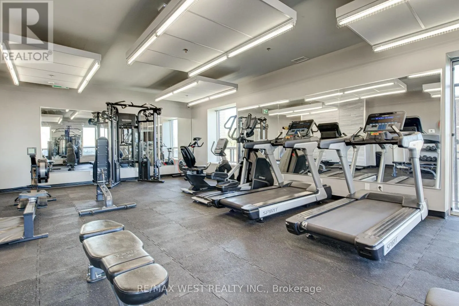 215 - 318 SPRUCE STREET