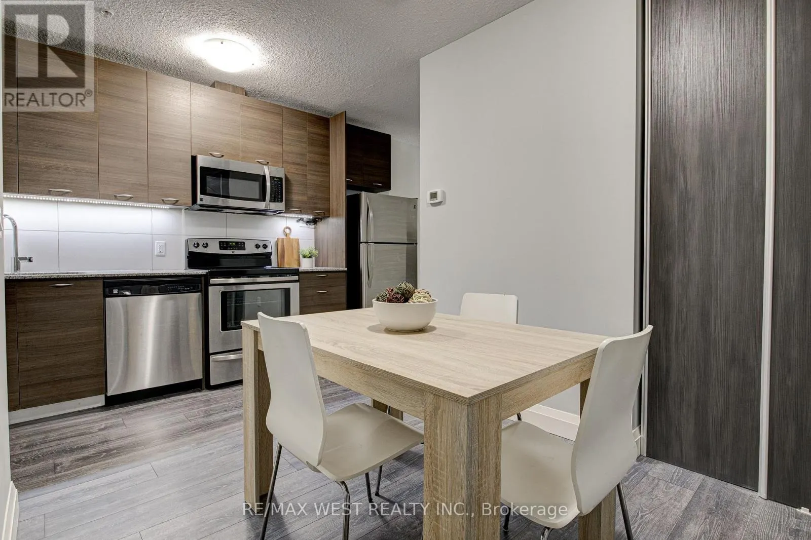 215 - 318 SPRUCE STREET