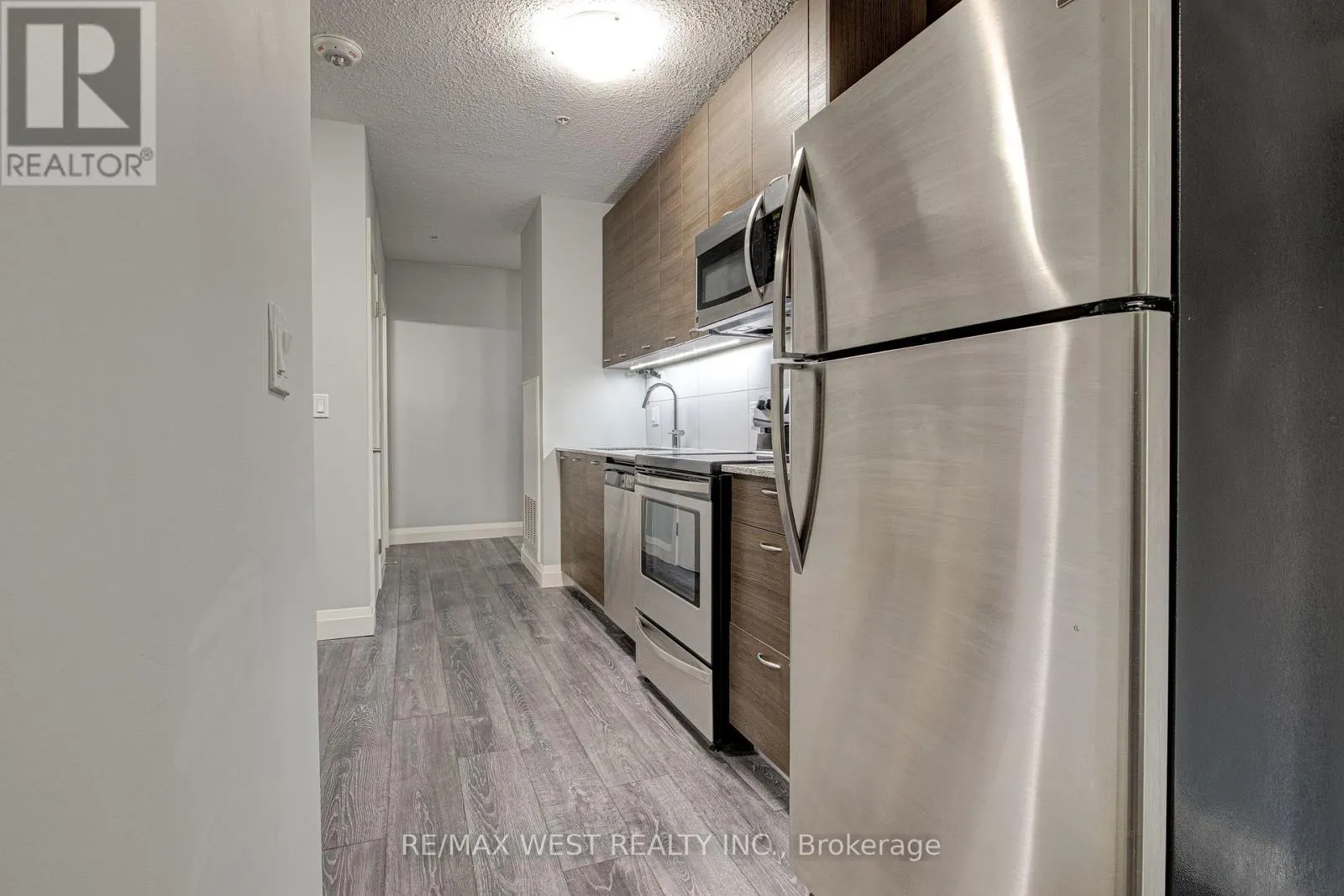 215 - 318 SPRUCE STREET