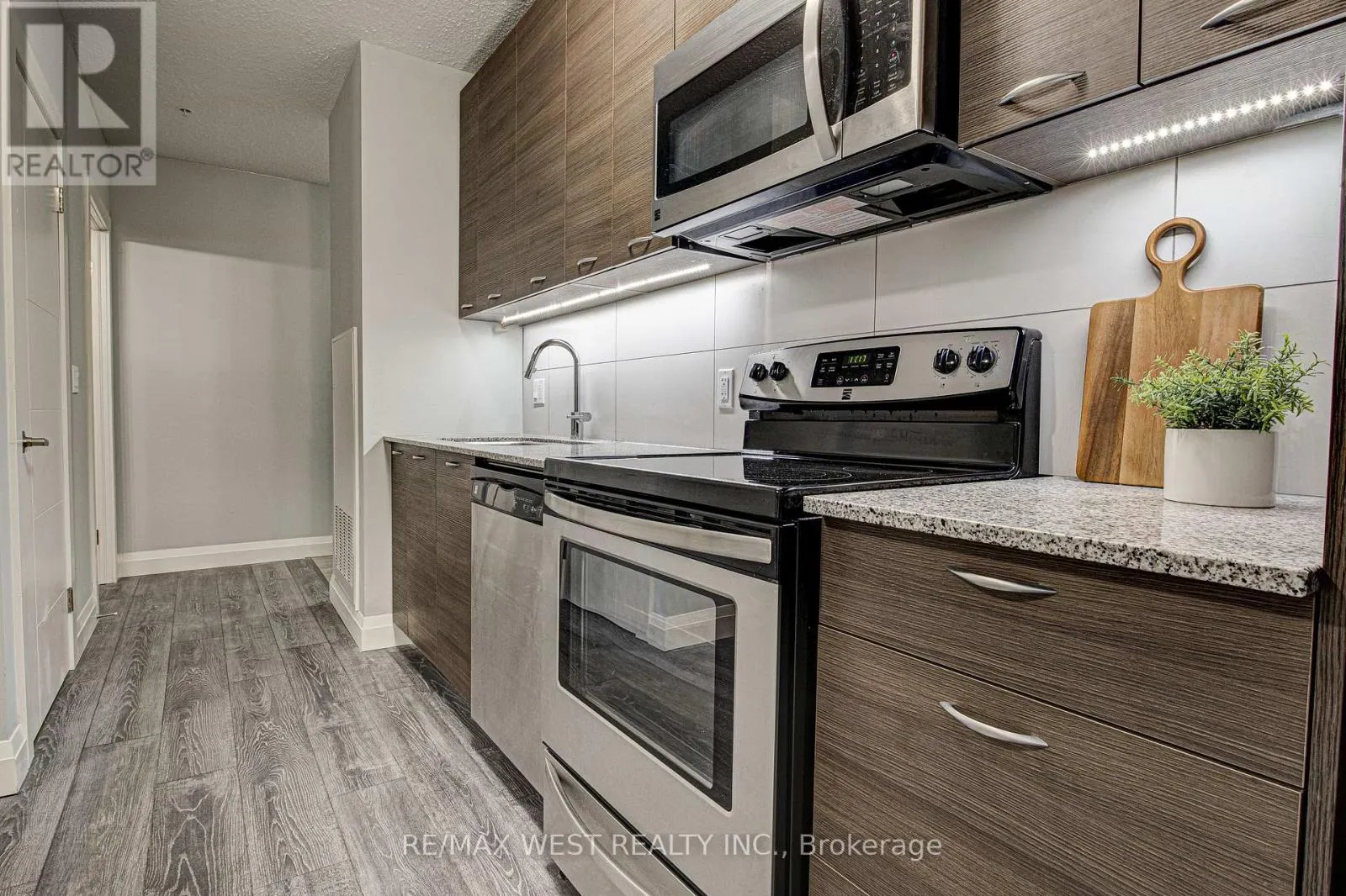 215 - 318 SPRUCE STREET