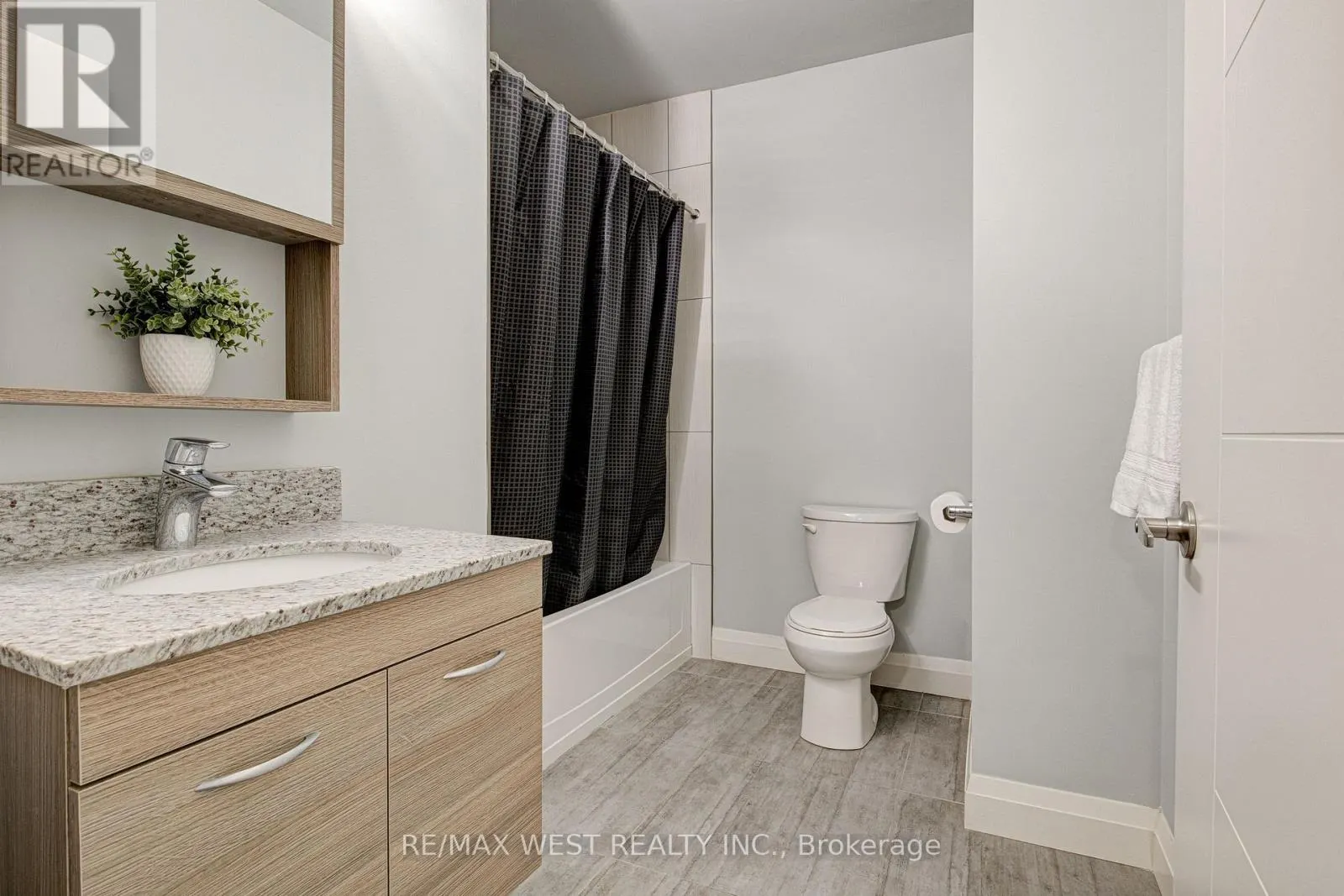 215 - 318 SPRUCE STREET