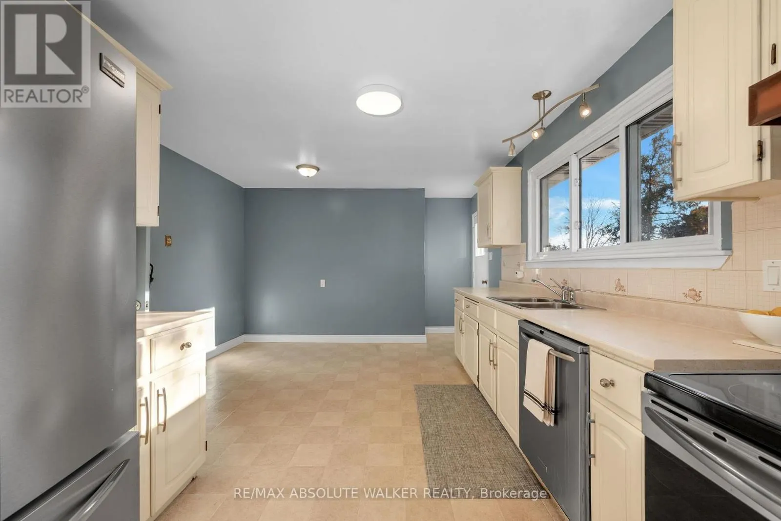 18 SILVER ASPEN CRESCENT
