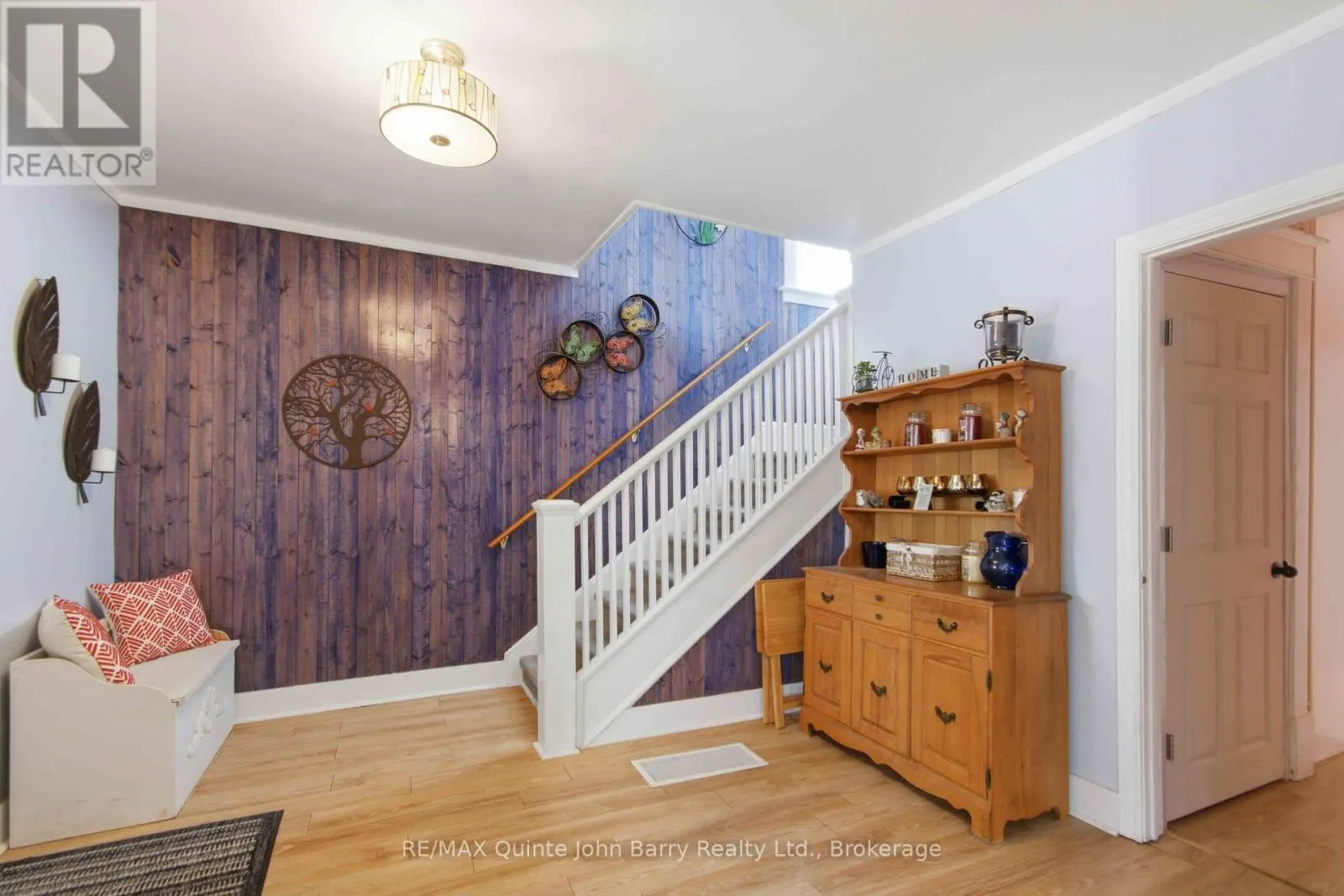 136 MOIRA STREET E
