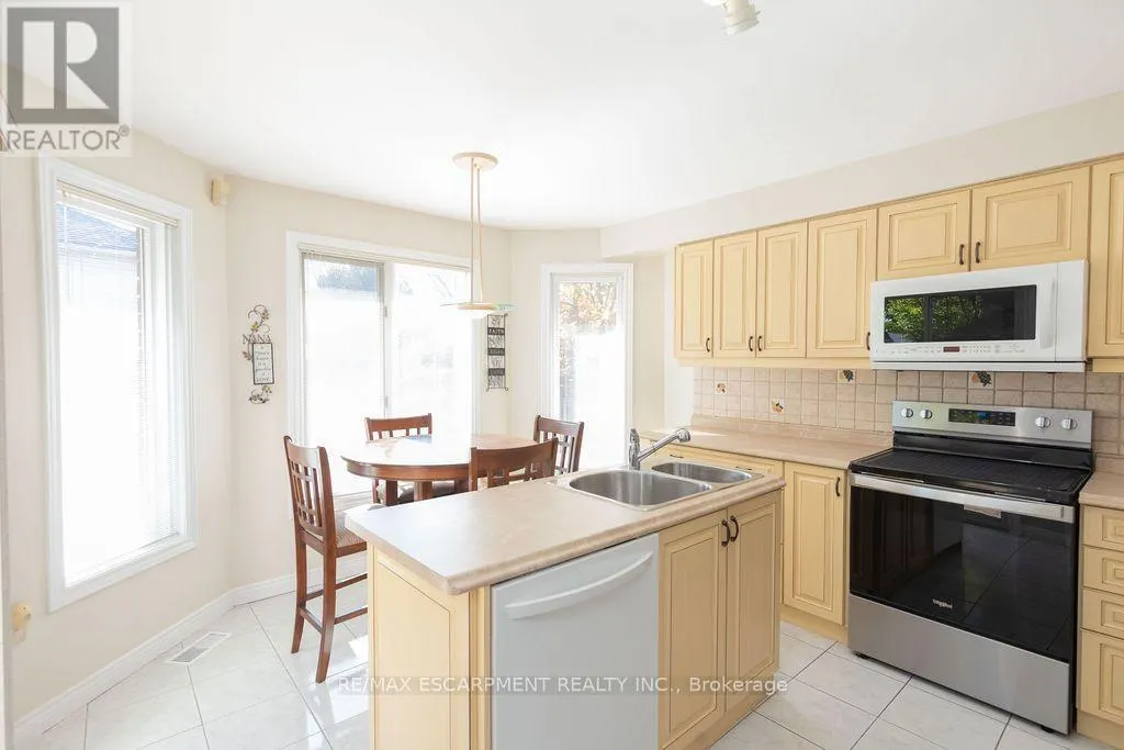 7 FALCONRIDGE DRIVE