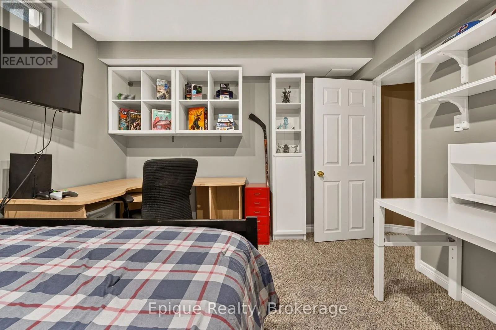 184 LOCHEED DRIVE