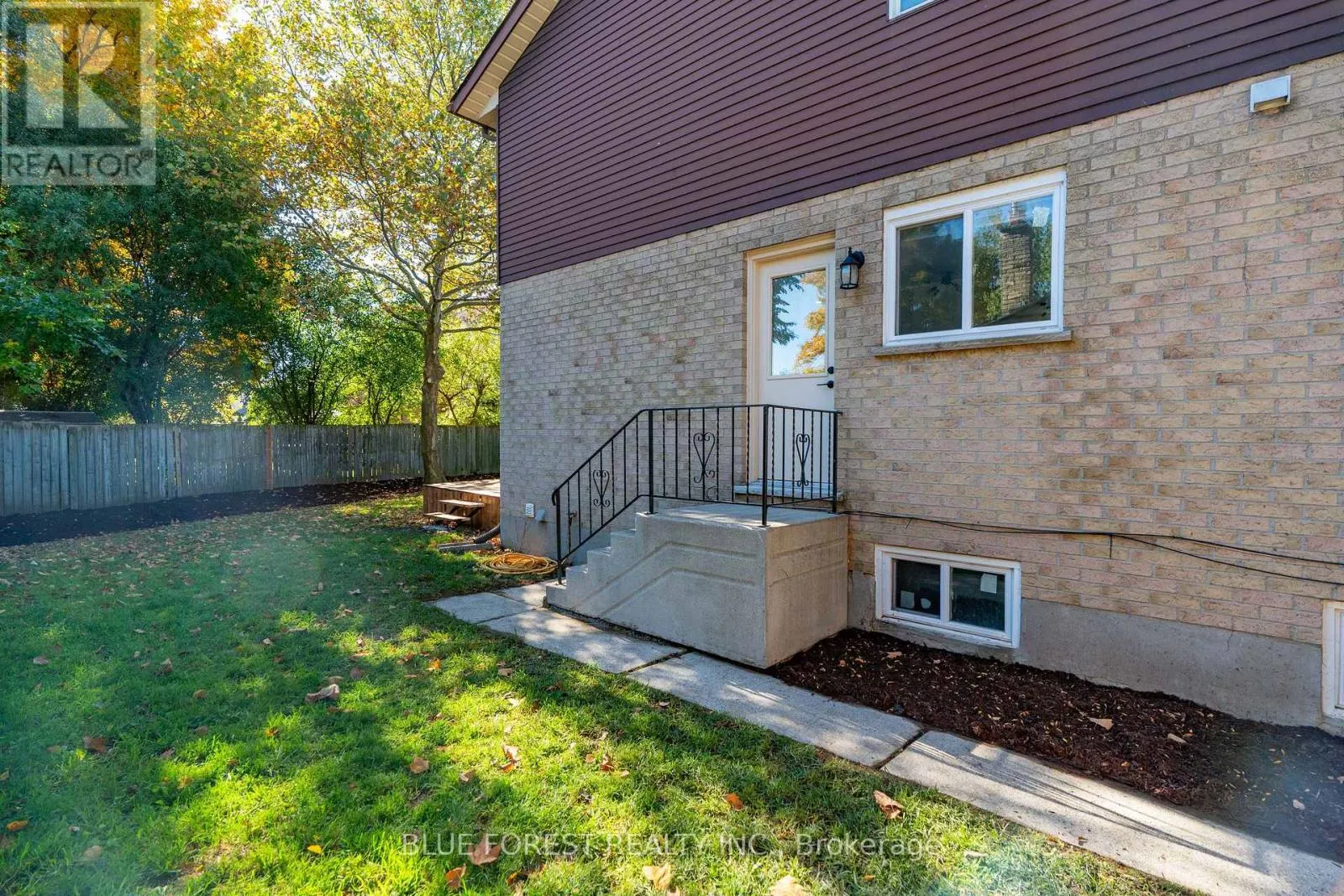 1048 MAHOGANY ROAD