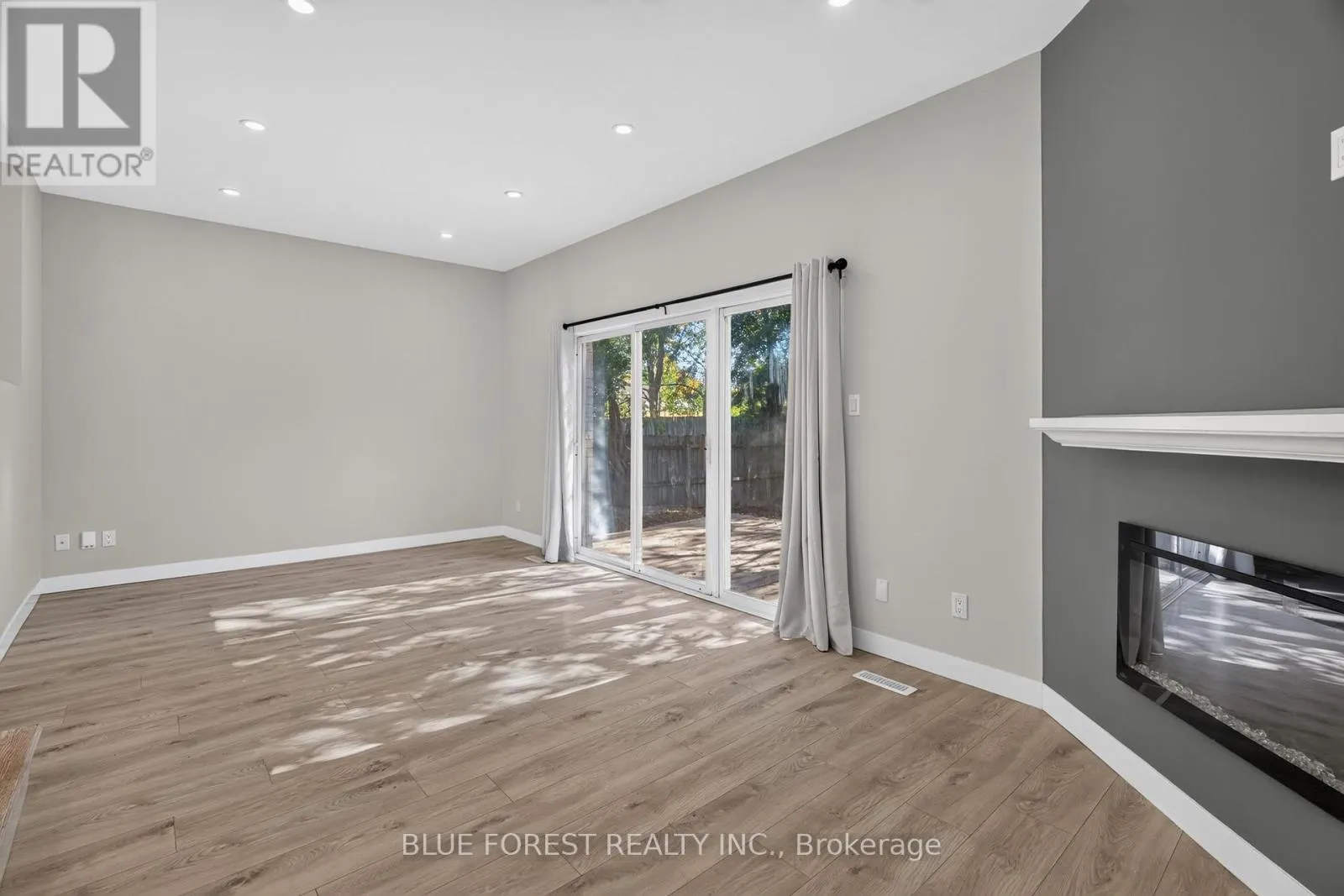 1048 MAHOGANY ROAD