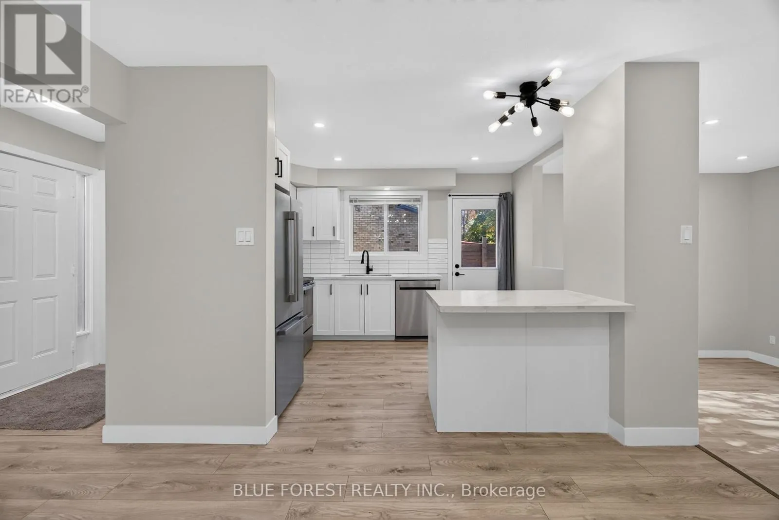 1048 MAHOGANY ROAD