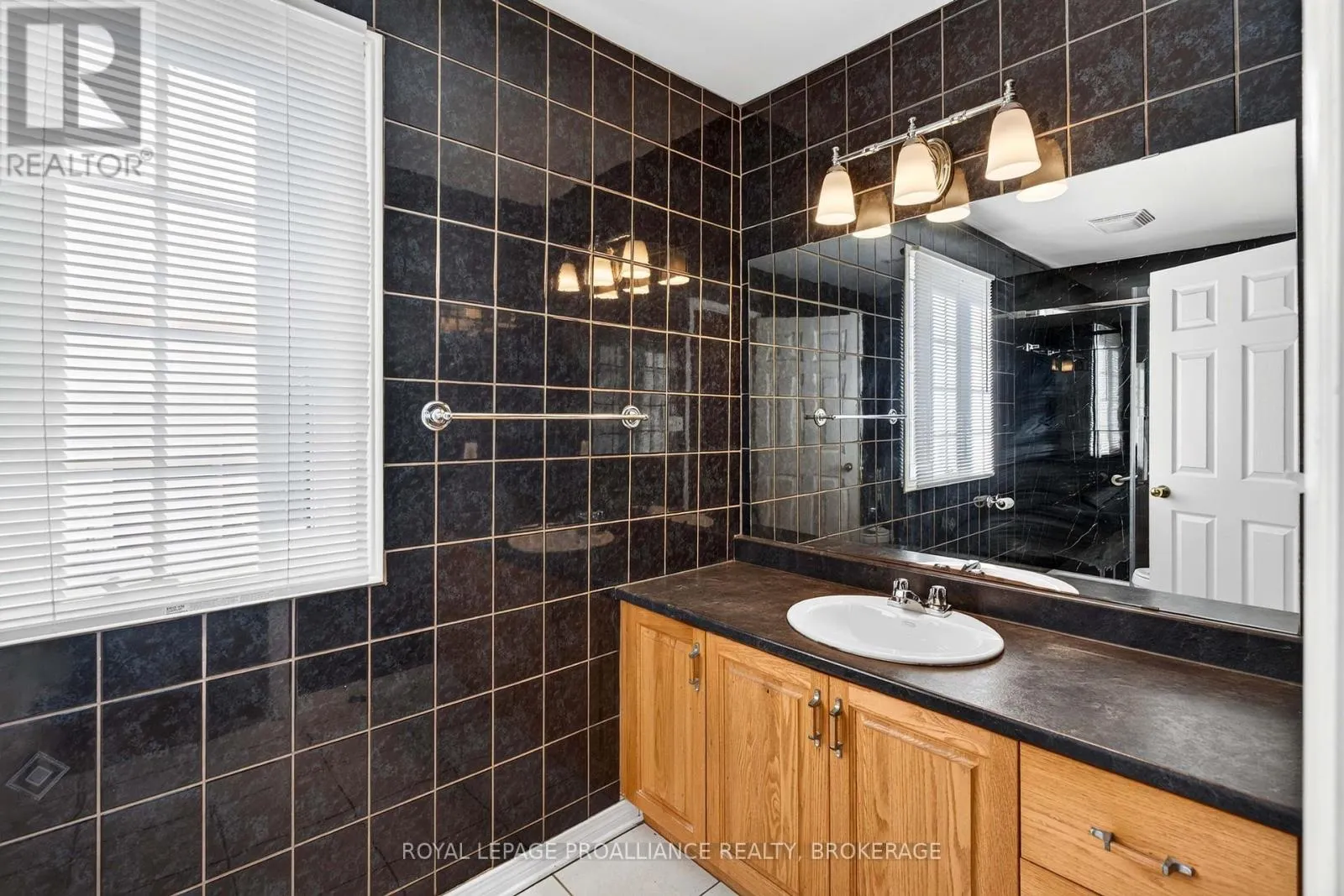 323 SUNRISE CRESCENT