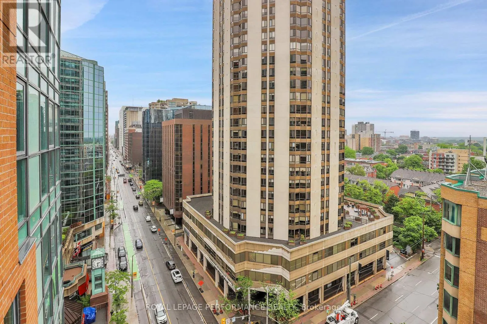 1402 - 445 LAURIER AVENUE W