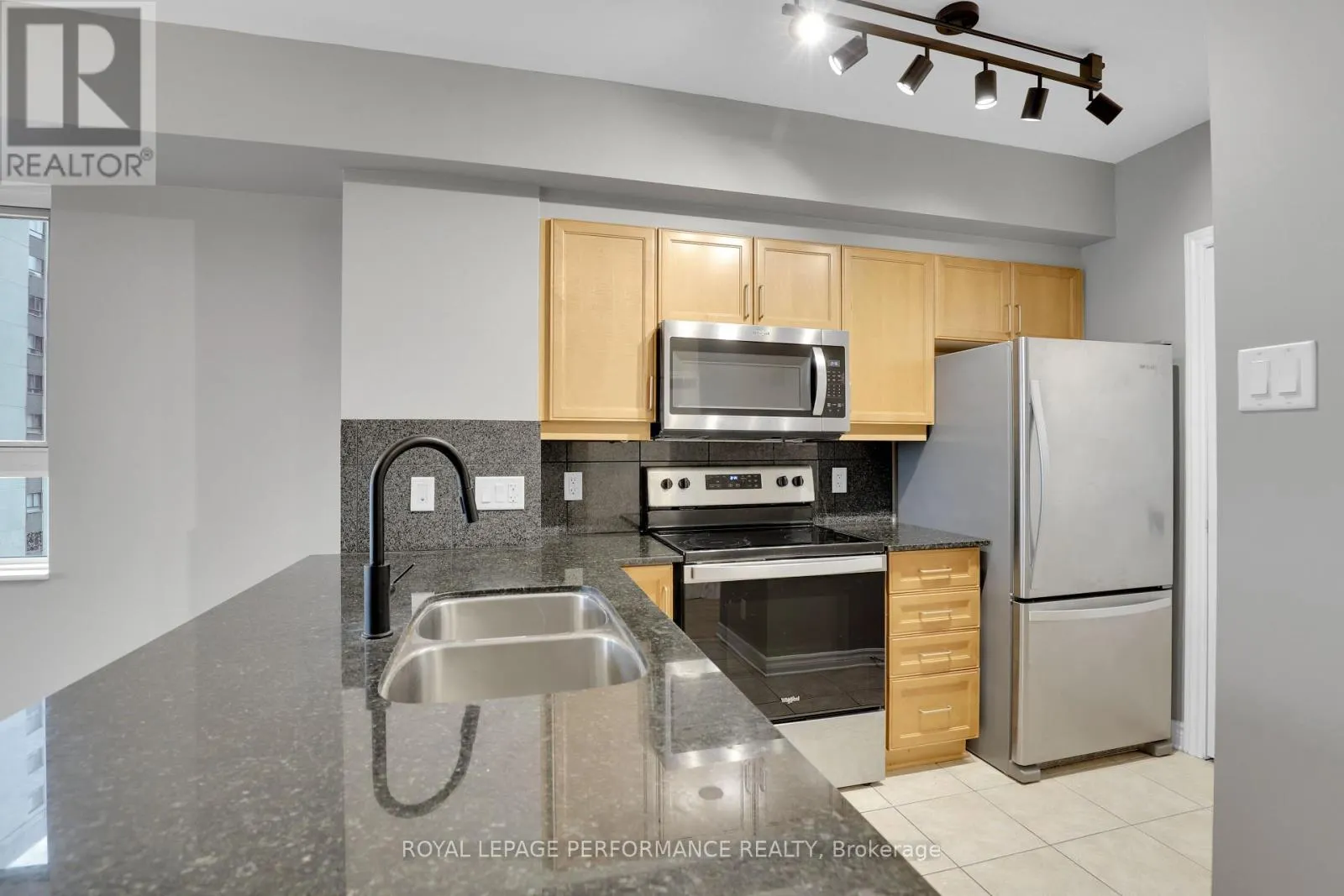 1402 - 445 LAURIER AVENUE W