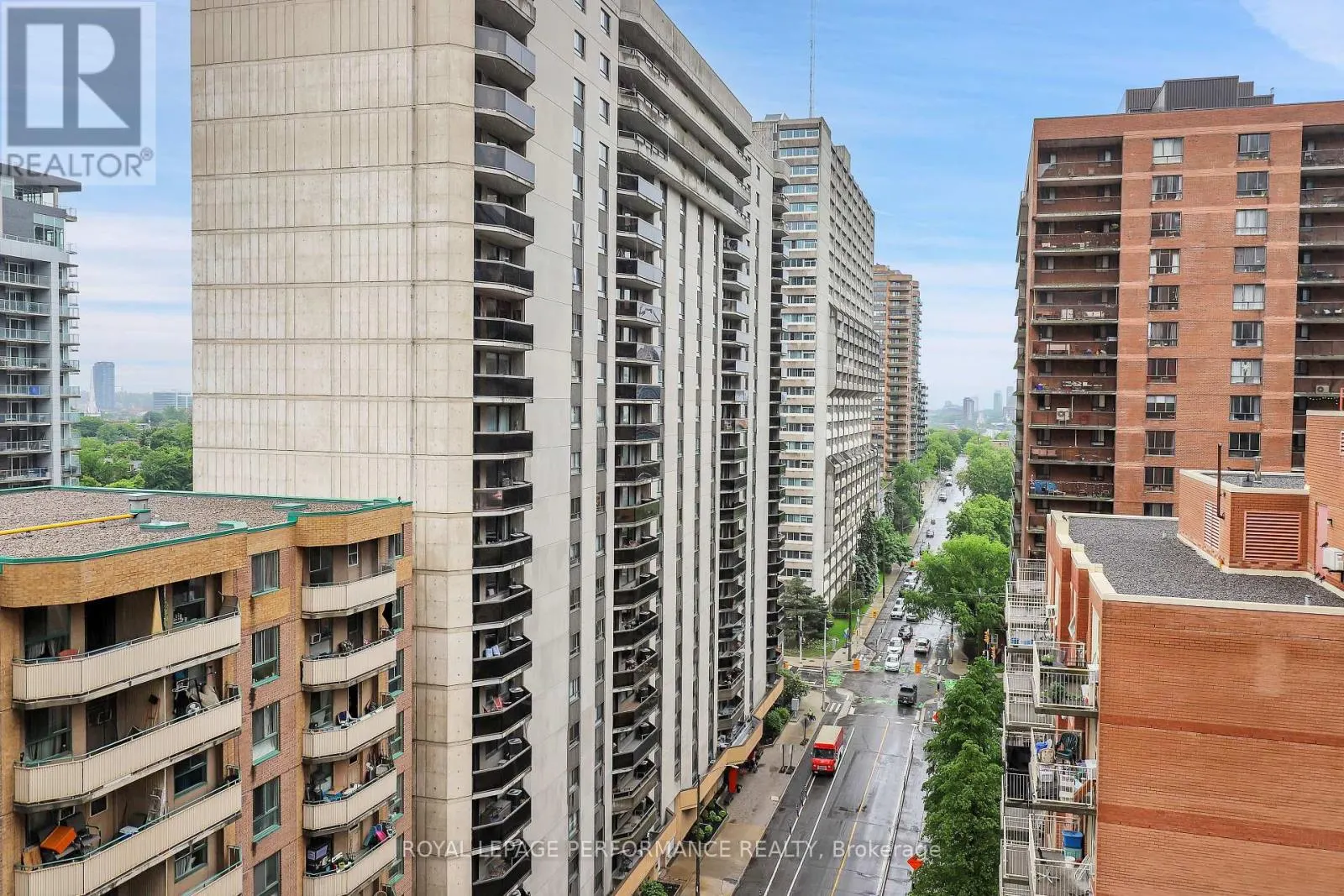 1402 - 445 LAURIER AVENUE W