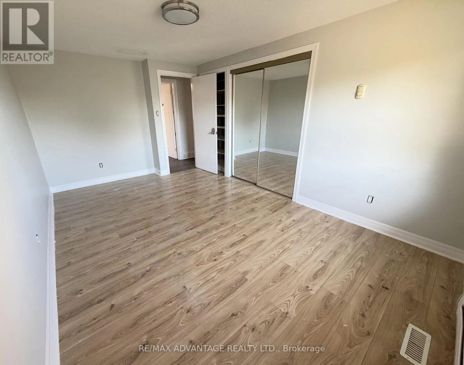 3 - 1855 ALDERSBROOK ROAD #3