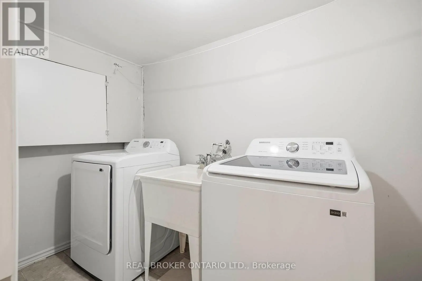 26 CASTLEBURY DRIVE