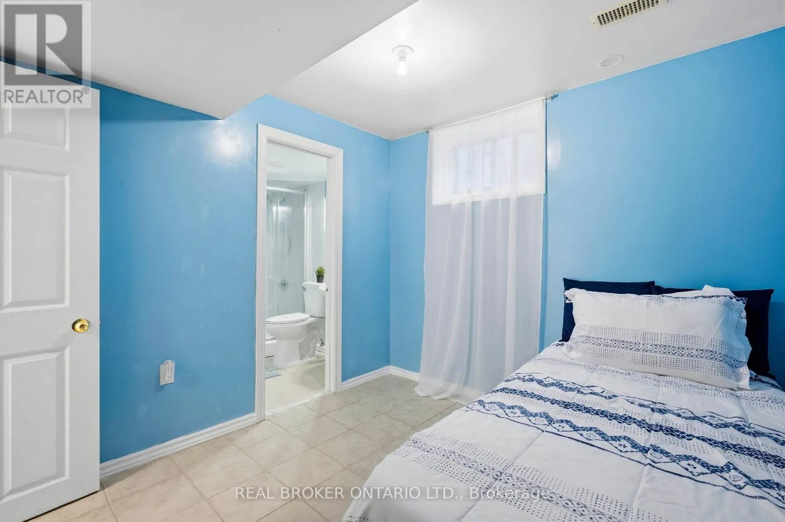 26 CASTLEBURY DRIVE