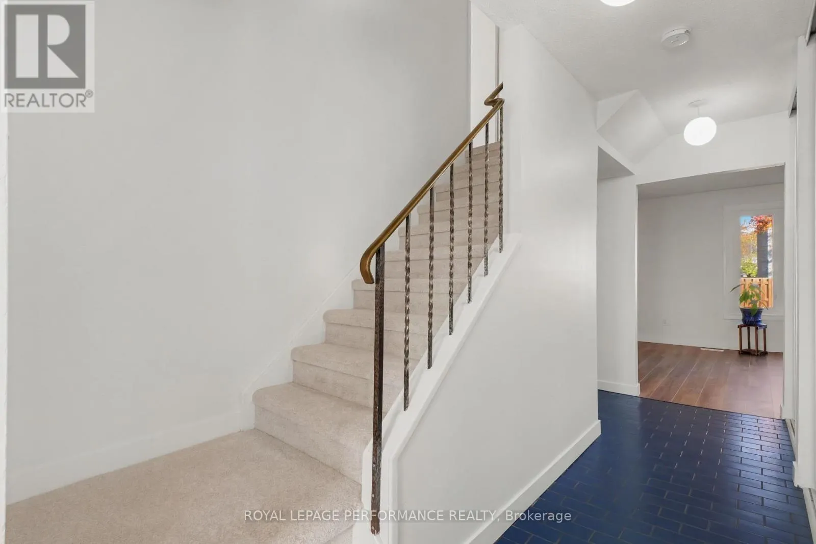 2376 RONDEL STREET S