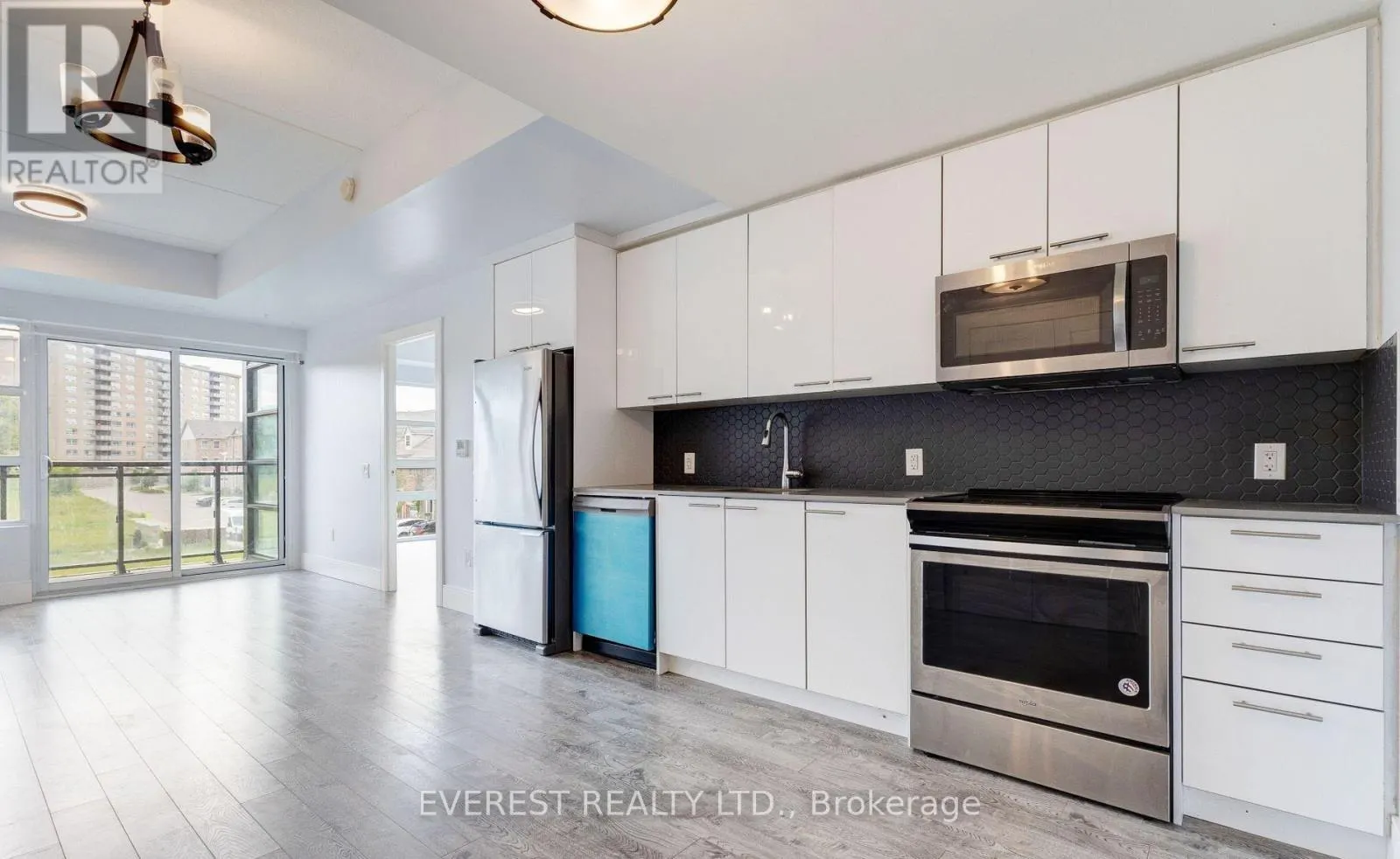 305 - 15 PRINCE ALBERT BOULEVARD
