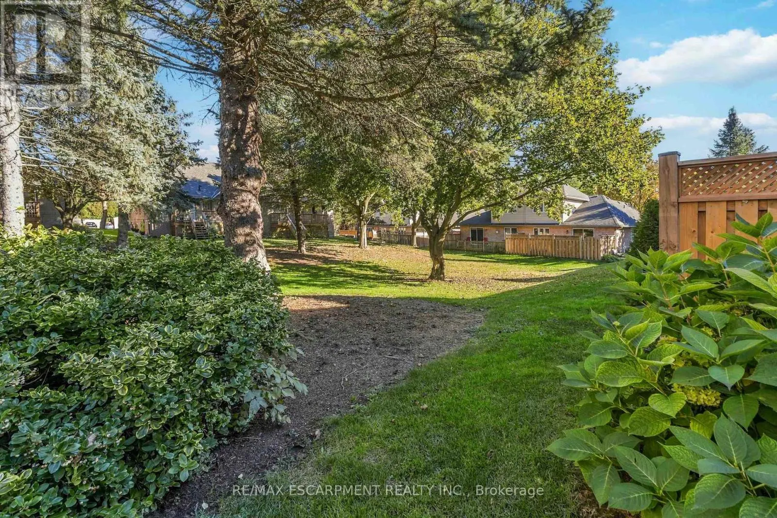 10 - 320 HAMILTON DRIVE