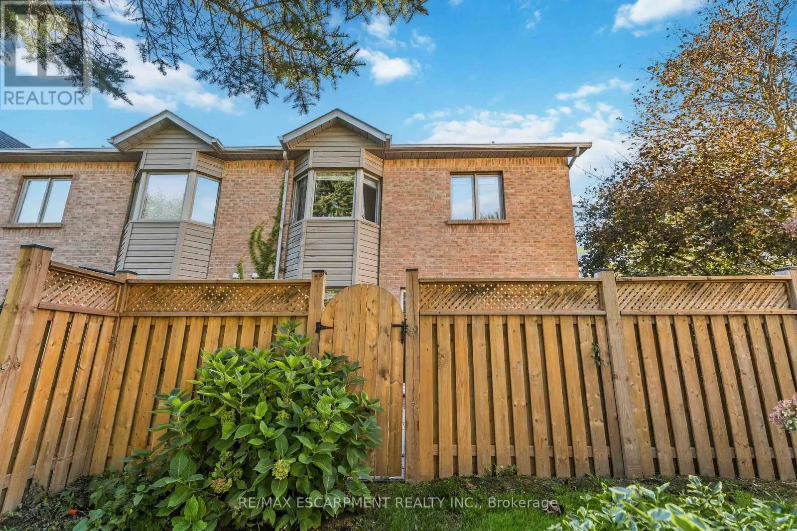 10 - 320 HAMILTON DRIVE