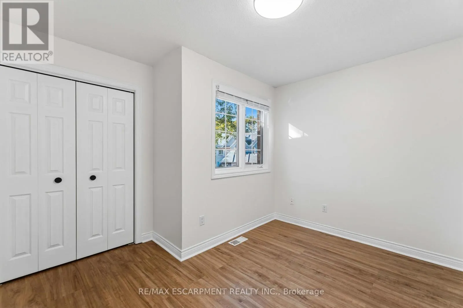 10 - 320 HAMILTON DRIVE