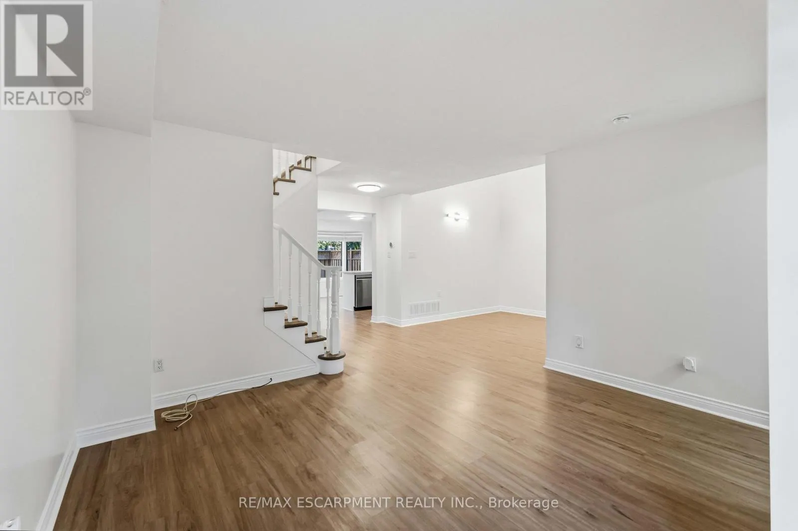 10 - 320 HAMILTON DRIVE