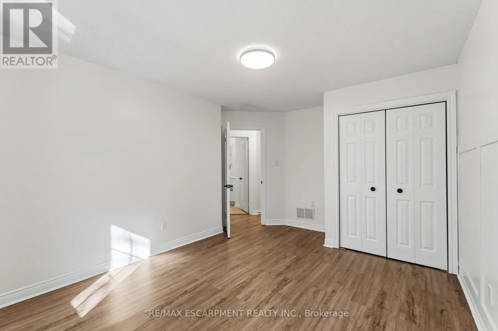 10 - 320 HAMILTON DRIVE