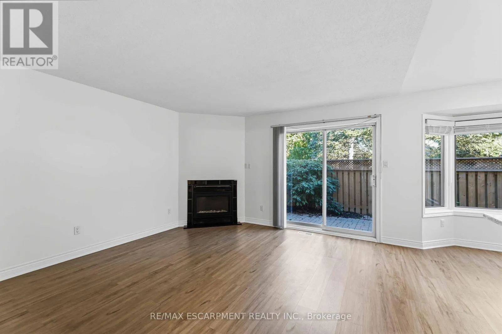10 - 320 HAMILTON DRIVE