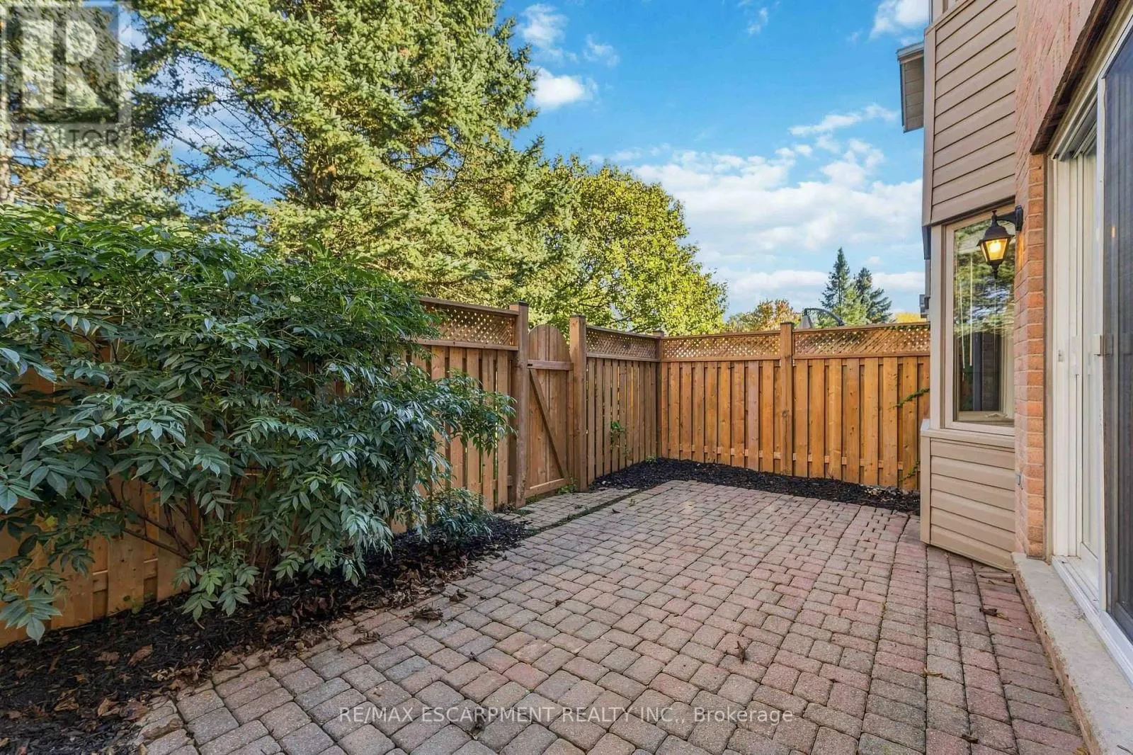 10 - 320 HAMILTON DRIVE